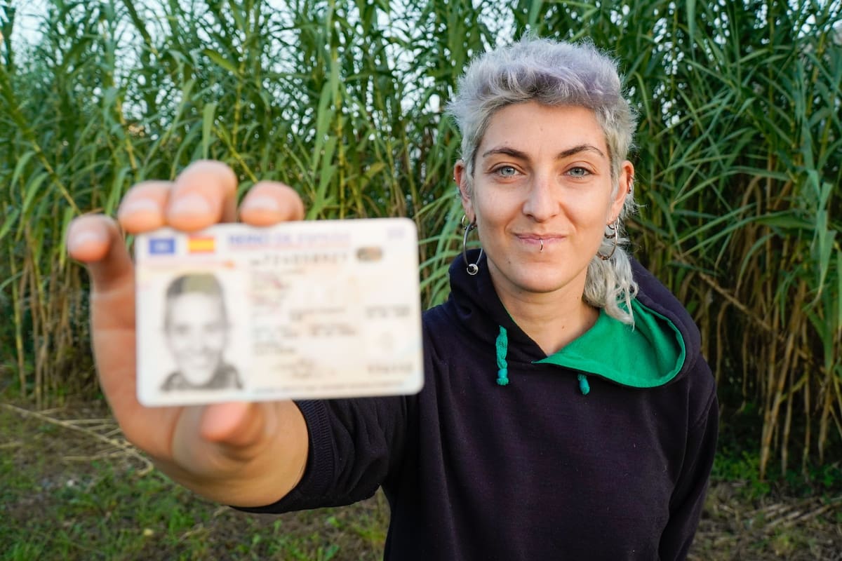Las mujeres casadas deben presentar certificados de matrimonio u órdenes judiciales para validar su identidad al solicitar la REAL ID (Foto Canva)