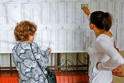 Las mujeres chequean su registro en el padrón electoral en San Pablo