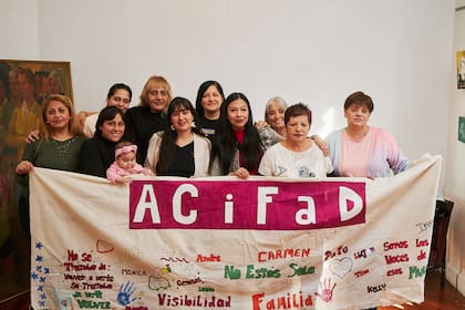 Las mujeres de la fila que conversaron con LA NACION. De izquierda a derecha, en la primera fila: Mónica, Brenda y Génesis, Geraldina, Analía, Viviana y Andrea. Detrás: Laura, Carmen, Patricia y Verónica.