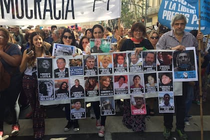 Las mujeres de los exfuncionarios kirchneristas, presos por acusaciones de corrupción, encabezaron una columna que pedía que se los libere