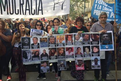 Las mujeres de los exfuncionarios kirchneristas, presos por acusaciones de corrupción, encabezaron una columna que pedía que se los libere