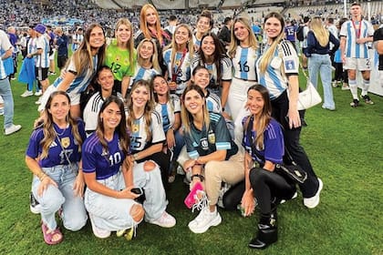 Las mujeres de los jugadores, que alentaron a sus amores en todos los partidos, se mostraron también unidas en los festejos tras la gran final.