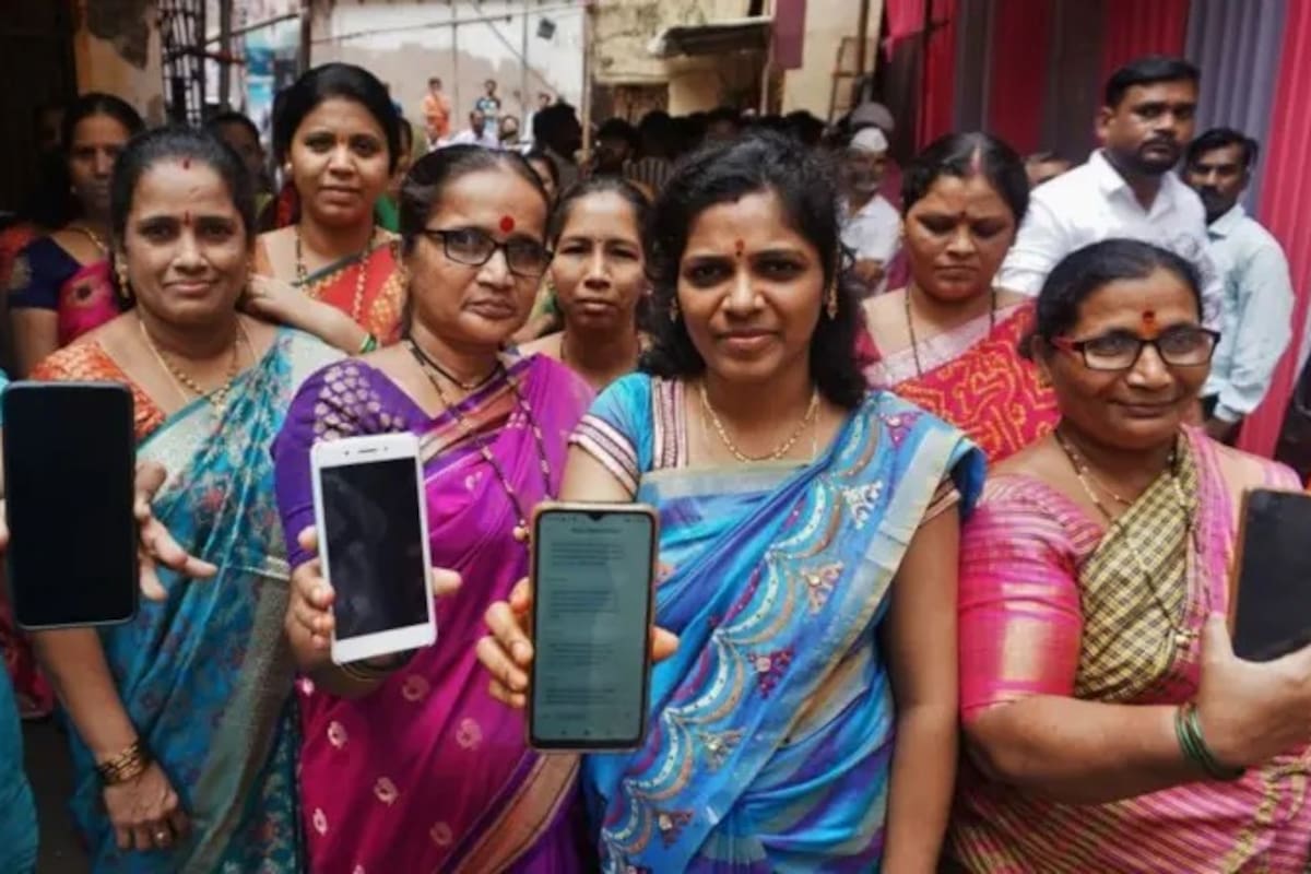 Las mujeres de Maharashtra de entre 21 y 65 años reciben una transferencia mensual de 1.500 rupias (US$16)