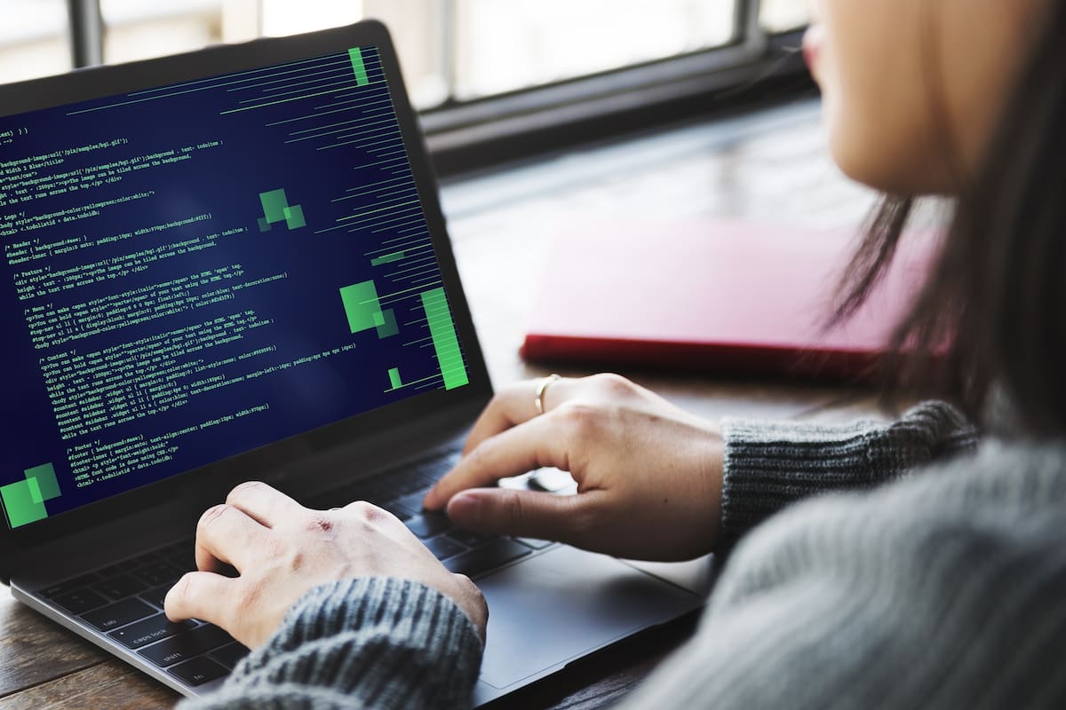 Las mujeres de por sí son minoría en el mundo tecnológico, pero en el ámbito de la ciberseguridad prácticamente huyen porque los estereotipos se acentúan aún más