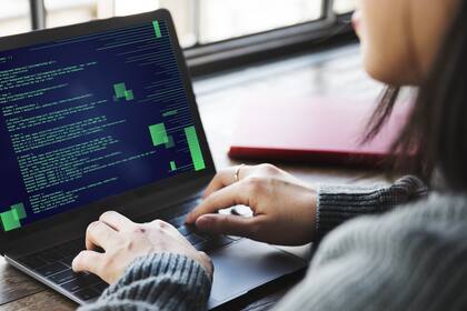 Las mujeres de por sí son minoría en el mundo tecnológico, pero en el ámbito de la ciberseguridad prácticamente huyen porque los estereotipos se acentúan aún más