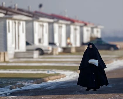Las mujeres deben estar cubiertas con ropa negra de pies a cabeza, apenas dejando a la vista su rostro. Foto: Getty Images