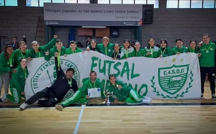 Las mujeres del Futsal, donde Quiroz es coordinador, festejan la copa ganada en Bariloche, en mayo de 2023