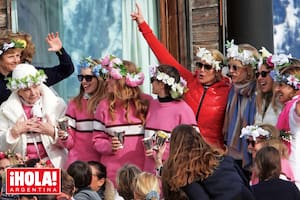Las mujeres, entre las que se ve a Marie-Chantal de Grecia a la izquierda, y a Valeria Mazza, a la derecha, celebraron en el podio.