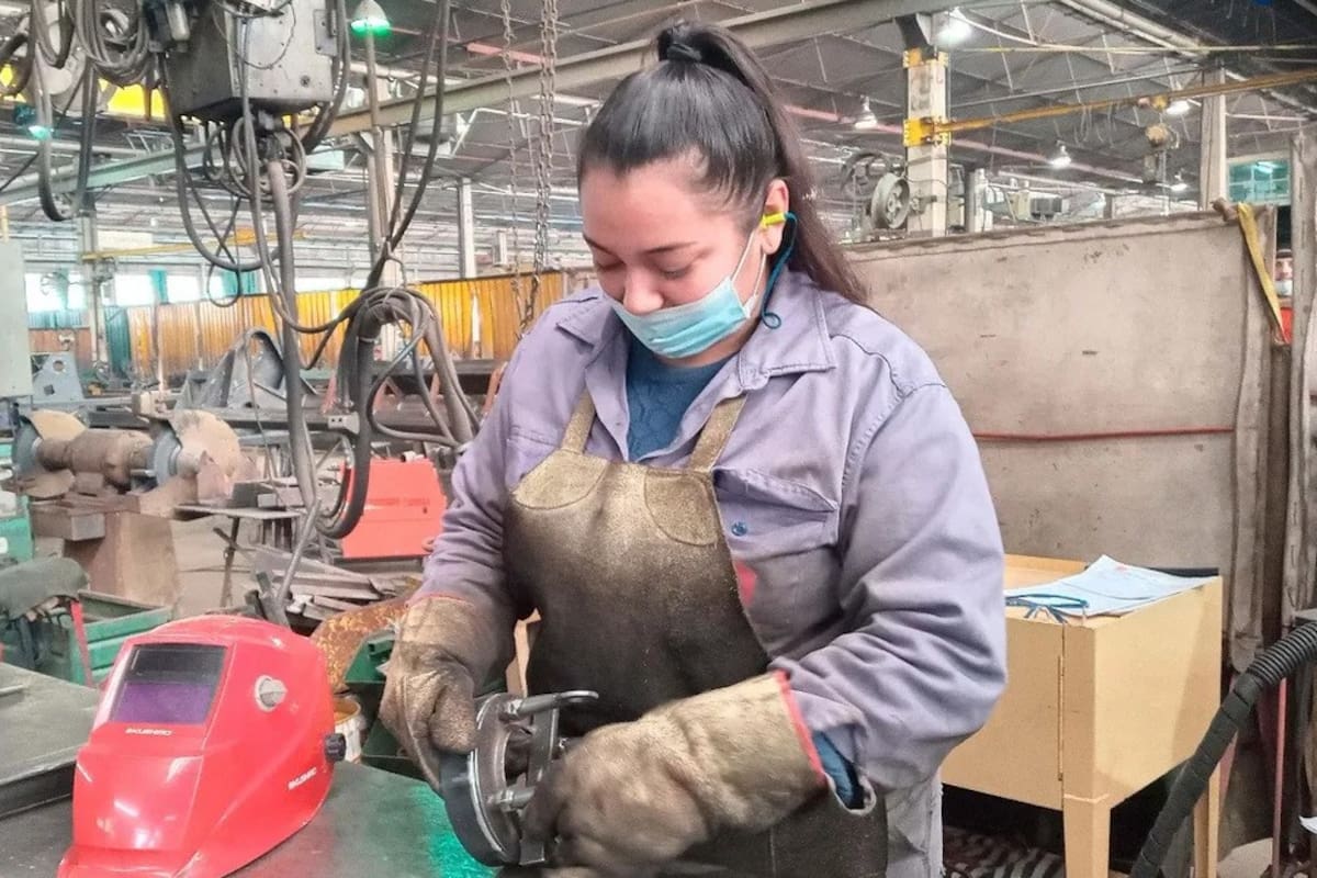 Las mujeres están en las áreas de tornería, soldadura y mecanizado