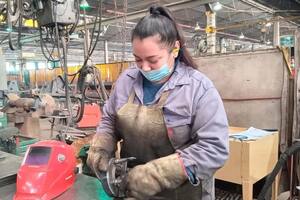 Las mujeres están en las áreas de tornería, soldadura y mecanizado