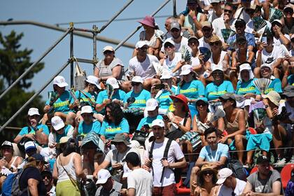 Las mujeres fanáticas de un cantante de Kazajistán que viajaron a Rosario para alentar al país euroasiático en la Copa Davis ante la Argentina