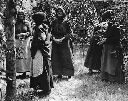 Las mujeres fueron influenciadas por la partera del pueblo que tenía conocimientos médicos.