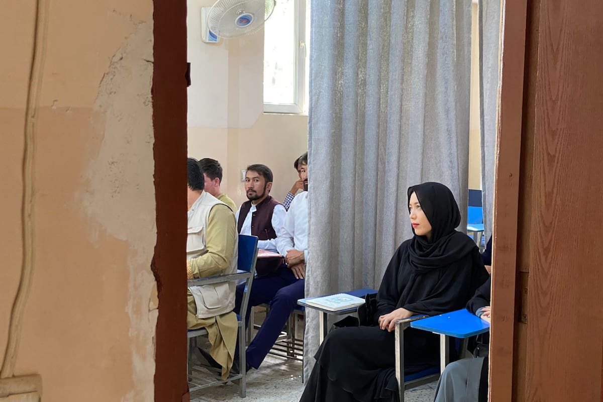 Las mujeres fueron separadas de los hombres en el primer día de clases tras el triunfo talibán