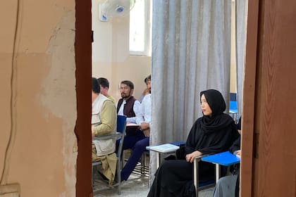 Las mujeres fueron separadas de los hombres en el primer día de clases tras el triunfo talibán