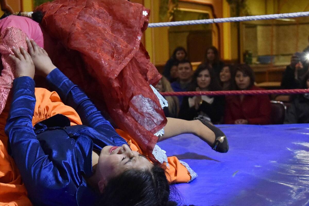 Las mujeres indígenas aimaras Elsa y "La Simpatica Angela" participan en un vuelo de lucha libre en El Alto