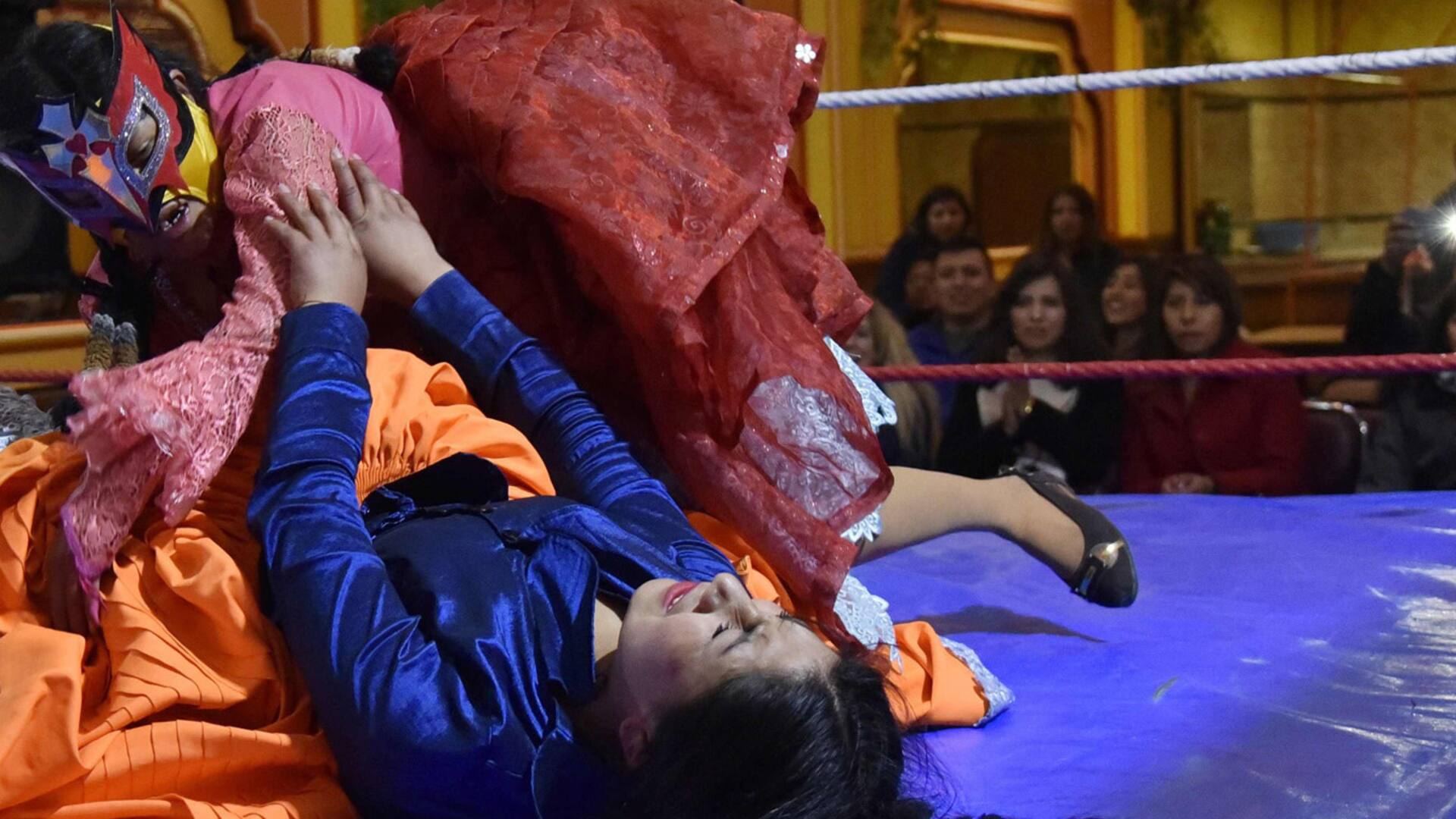 Las mujeres indígenas aimaras Elsa y "La Simpatica Angela" participan en un vuelo de lucha libre en El Alto