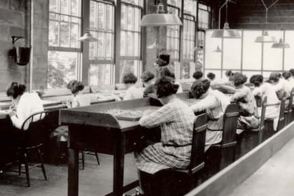 Las mujeres llegaban a pintar unos 200 relojes por día en la fábrica de la United States radium Corporation de Oranje, en Nueva Jersey