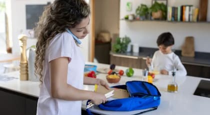 Las mujeres normalmente son las responsables de tareas domésticas constantes como las comidas, lavar la ropa, llevar los niños al colegio y ayudarlos con sus deberes