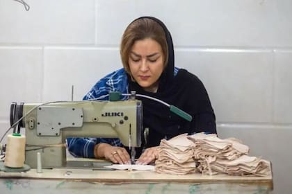 Las mujeres que trabajan enfrentan duras restricciones para ingresar al mercado laboral