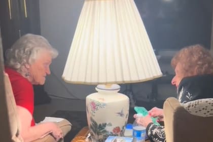 Las mujeres se reencontraron tras tres años sin verse (Captura video)