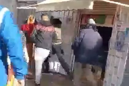 Las mujeres se trenzaron en una pelea en frente de la escuela 14 de Berisso