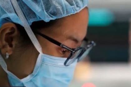 Las mujeres tienen un 32% más de probabilidades de morir cuando son operadas por cirujanos hombres en comparación con cirujanas mujeres, según un estudio reciente