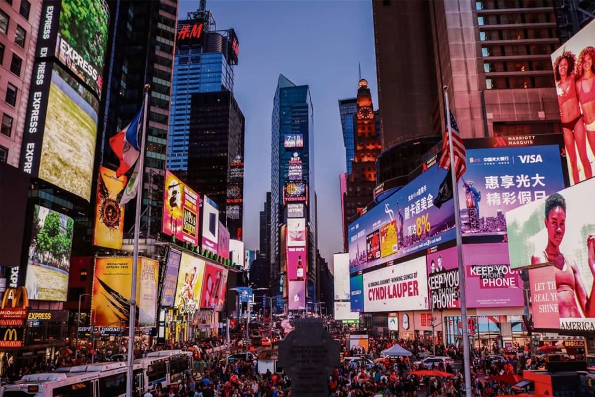 Las multitudes agolpadas en Broadway, la calle de la luz eterna
