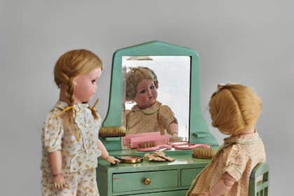 Las muñecas con un modelo de toilette y accesorios de tocador