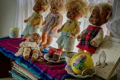 Las muñecas de porcelana aún permanecen en la casa abandonada desde hace décadas