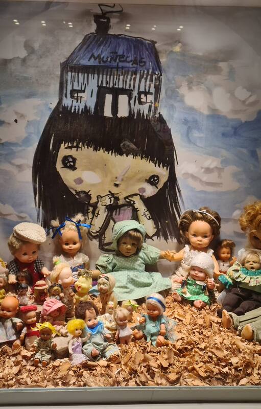 Las muñecas están exhibidas en cajas, tipo teatrinos.