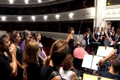 Las músicas de la Orquesta Filarmónica de Mendoza leyeron un comunicado para expresar que no tocarán con Los Palmeras porque el contenido de sus canciones agrede a la mujer.
