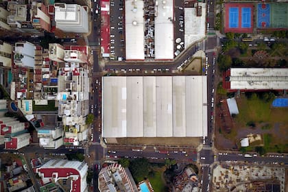 Las naves del predio El Dorrego, de Colegiales, desaparecerán para darle lugar a más espacio verde luego de la venta; en el 35% del espacio podrá construirse