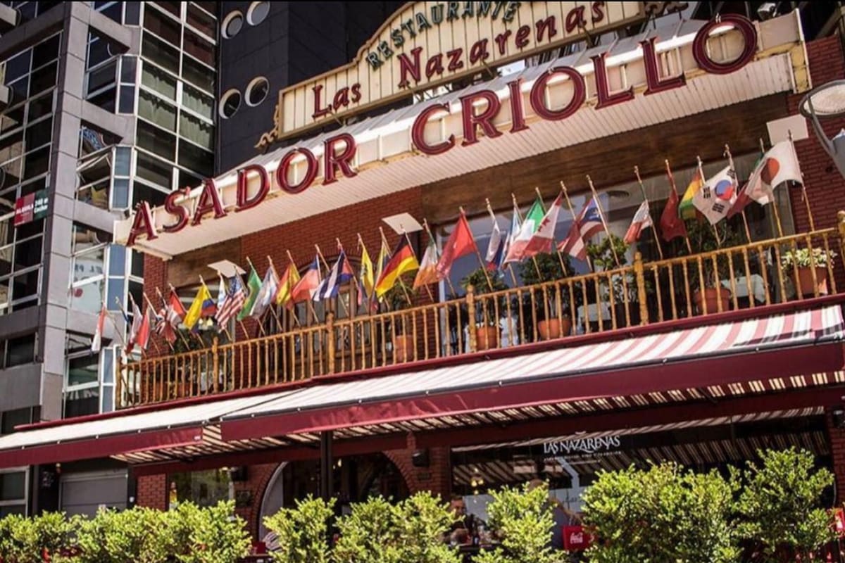 Las Nazarenas, el tradicional asador criollo de la calle Reconquista, hoy tiene sus ventanas y puertas tapiadas