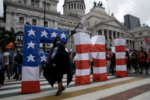 Las negociaciones con el FMI, en medio de protestas y múltiples interrogantes
