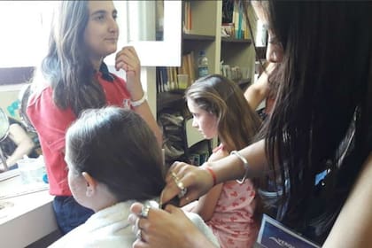 Las nenas que asisten a la institución Escuti donaron su pelo para ayudar a otros