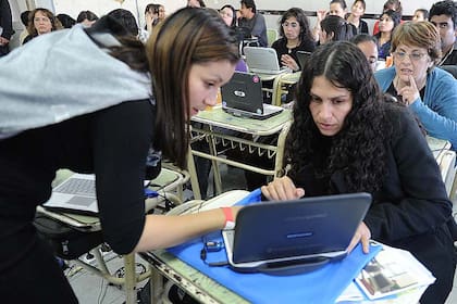Conectar Igualdad busca recuperar y valorizar la escuela pública con el fin de reducir las brechas digitales, educativas y sociales en toda la extensión de nuestro país