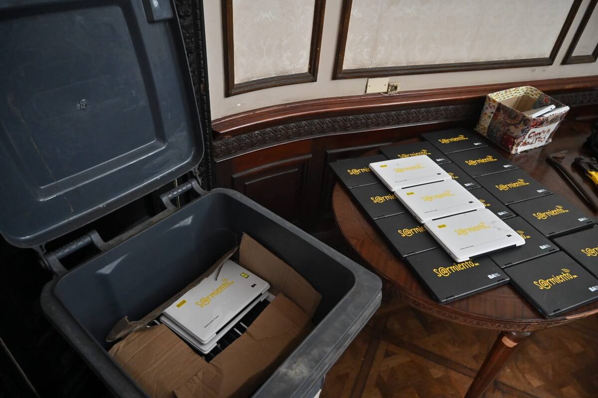 Las netbooks eran transportadas en un tacho de basura.