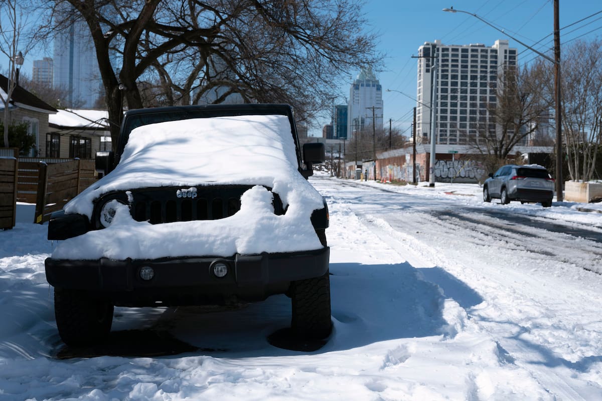 Las nevadas y heladas en Texas continuarán hasta al menos este miércoles por la mañana