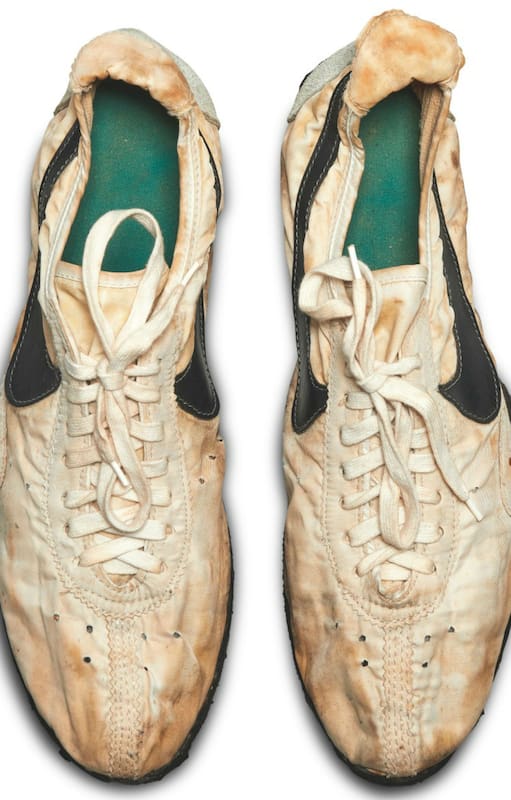 Las Nike Waffle Racing Flat Moon Shoe, de 1972, diseñadas a mano por el cofundador de la empresa deportiva, Bill Bowerman