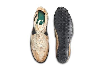 Las Nike Waffle Racing Flat Moon Shoe, de 1972, diseñadas a mano por el cofundador de la empresa deportiva, Bill Bowerman