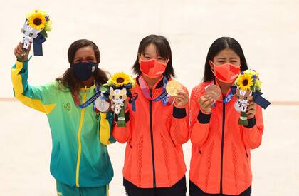 Las niñas ganadoras, al recibir sus medallas