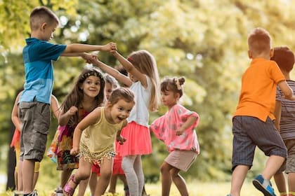 las niñas pueden asistir de lunes a viernes de 9 de la mañana a 3 de la tarde, y explorarán todas estas áreas que han sido predominantemente llevadas por hombres como matemáticas y ciencias