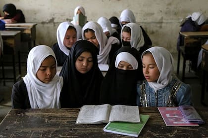 Las niñas solo tienen permitido educarse hasta la escuela primaria.