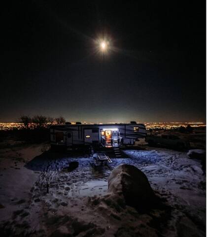 Las noches estrelladas son impagables en las zonas montañosas y el frío de la nieve se combate con la chimenea eléctrica interior