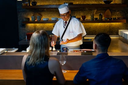 "Las noches tras el mostrador suelen tener distinta onda. En donde empecé a trabajar, en mi pueblo en Japón, primero había un ambiente familiar, tipo club de barrio. Y más tarde caía gente poderosa, políticos de la ciudad, que venían con chicas de cabaret. No hay códigos escritos, es natural no comentar lo que habías visto. No solo porque pagaban bien y valía la pena quedarme callado. Además, ¡no tenía a quien contarle!", se ríe Shimada quien hoy recibe comensales en su propio omakase