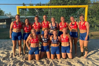 Las noruegas del seleccionado de handball de playa desafían el reglamento y renuncian al bikini en el torneo Europeo.