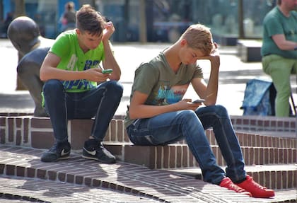 Las notificaciones constantes de teléfonos, correos electrónicos y redes sociales interrumpen el flujo de trabajo y fragmentan la atención (Foto de carácter ilustrativo: PEXELS)