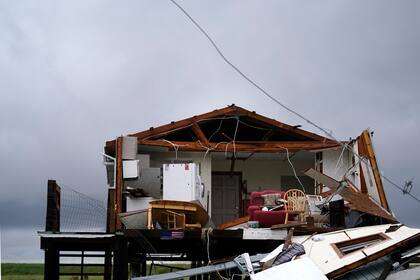 Las nubes de la tormenta tropical Nicholas se ven tras una casa destruida por el huracán Ida en Pointe-aux-Chenes, Luisiana, el martes 14 de septiembre de 2021. (AP Foto/Gerald Herbert)