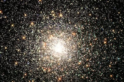 Las nubes de polvo entre J20395358+40222505 y nosotros reducen su luz unas 10 000 veces