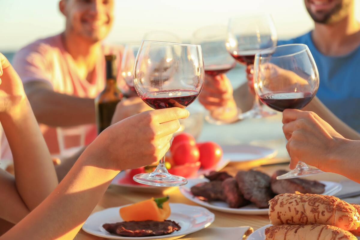 Las nubes despejarán el cielo y será la hora de prender la parrilla; que no falte para el brindis